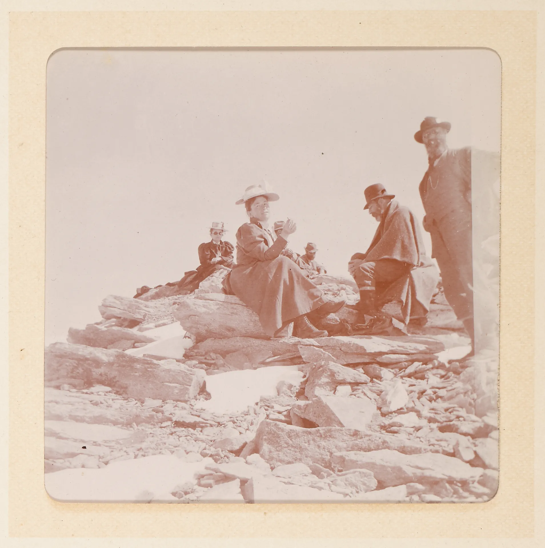 Elisabeth H. Winterhalter mit einer Gruppe auf dem Berg im Oberengadin