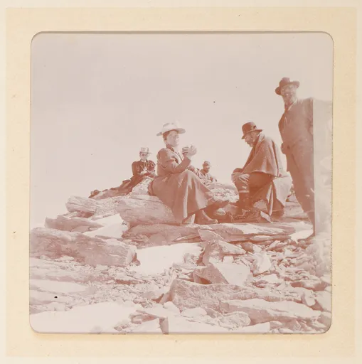 Elisabeth H. Winterhalter mit einer Gruppe auf dem Berg im Oberengadin