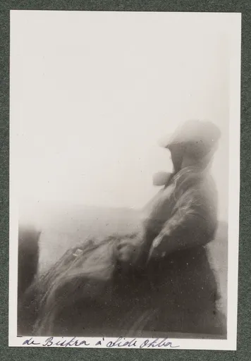 Elisabeth H. Winterhalter auf einem Dromedar in der Wüste zwischen Biskra und Sidi Okba