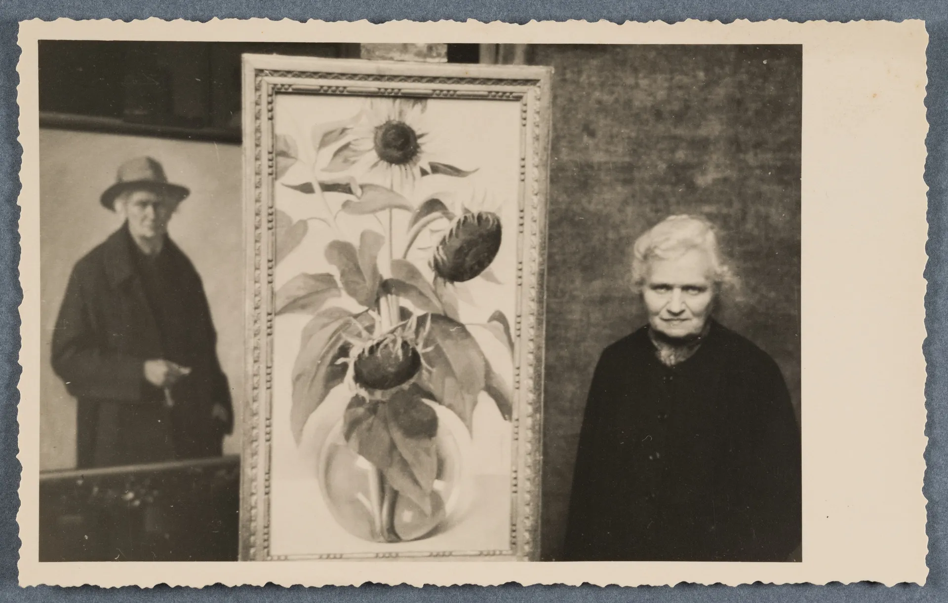 Ottilie W. Roederstein neben zwei Gemälden