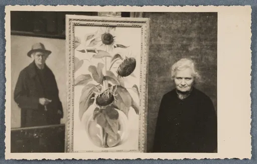 Ottilie W. Roederstein neben zwei Gemälden