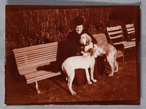 Jeanne Smith mit zwei Hunden im Bois de Boulogne, Paris (?)