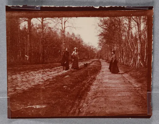 Mathilde Battenberg und zwei Frauen im Bois-de-Boulogne, Paris