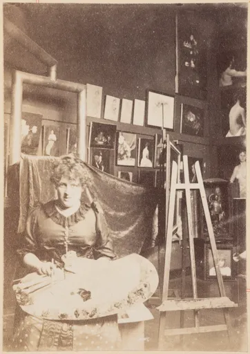 Lucy Lee Robbins in einem Pariser Atelier