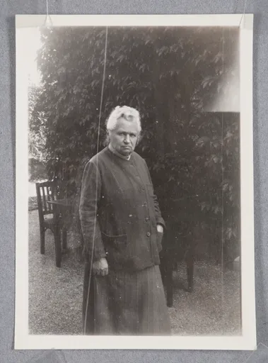 Ottilie W. Roederstein im Garten