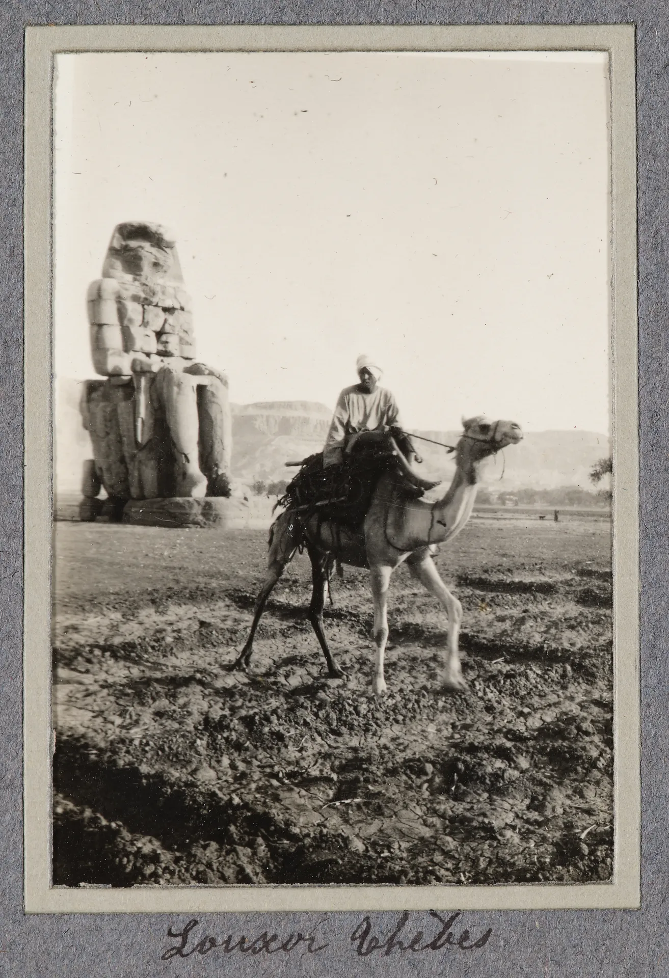 Vor einem der Memnonkolosse