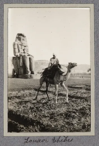 Vor einem der Memnonkolosse