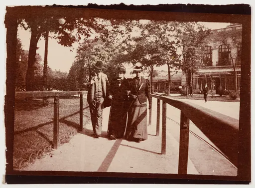 Ottilie W. Roederstein, Helene Häberlin-Roederstein und Karl Häberlin im Jardin d'acclimatation, Paris, Bois-de-Boulogne