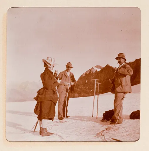 Elisabeth H. Winterhalter mit zwei Bergführern auf dem Berg im Oberengadin
