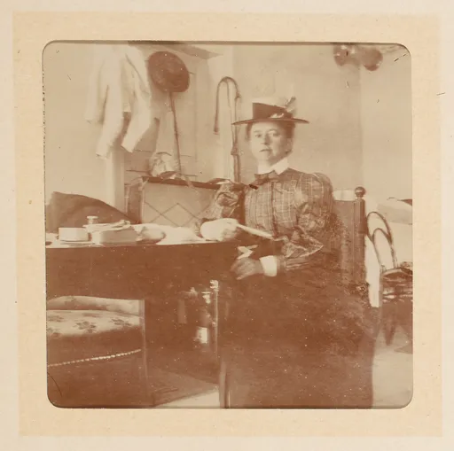 Elisabeth H. Winterhalter an einem Tisch sitzend