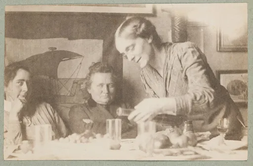 Mathilde Battenberg, Ottilie W. Roederstein und Ida Gerhardi in Roedersteins Atelier auf dem Boulevard Montparnasse 108 in Paris