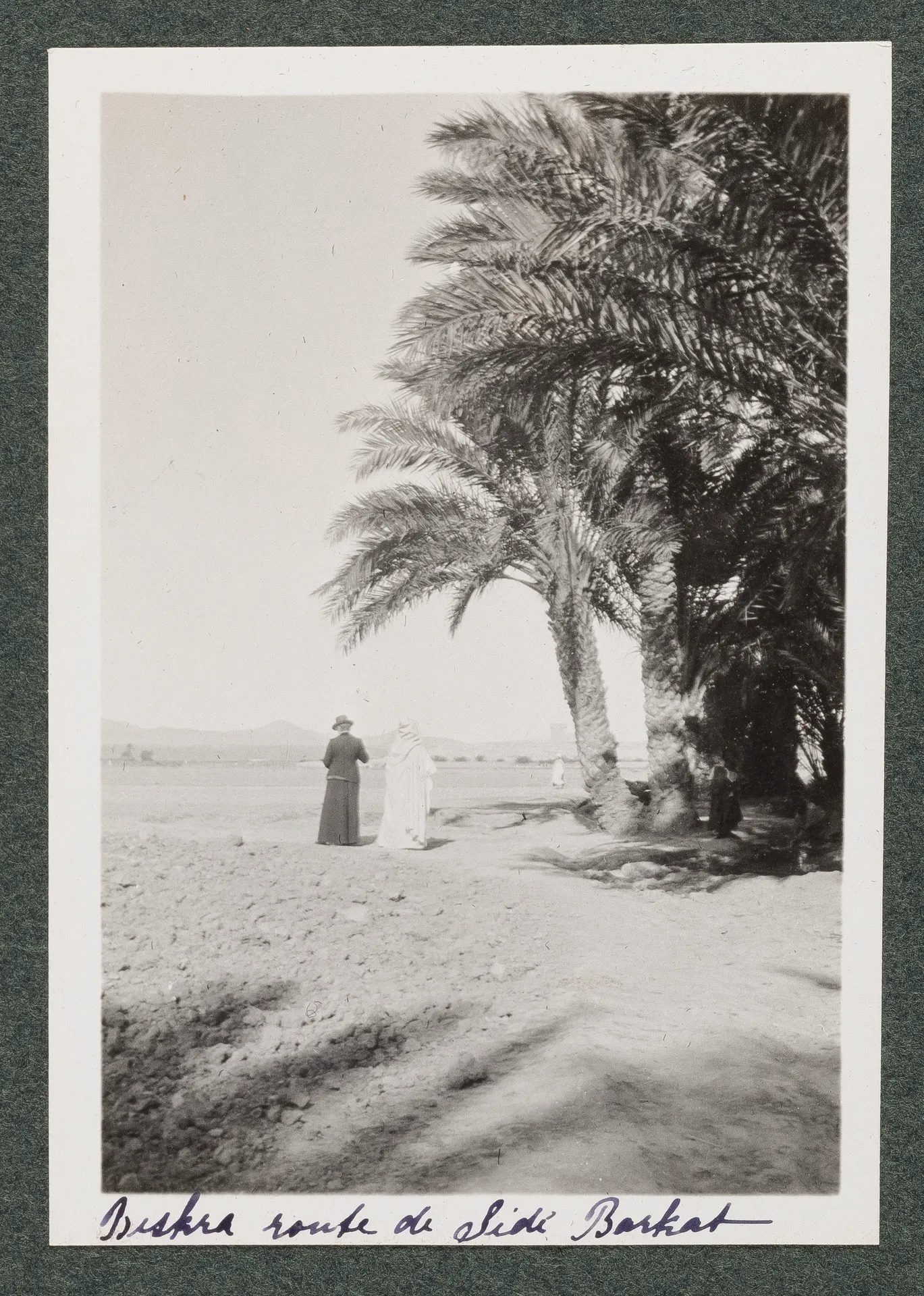 Ottilie W. Roederstein mit Reiseführer in Biskra