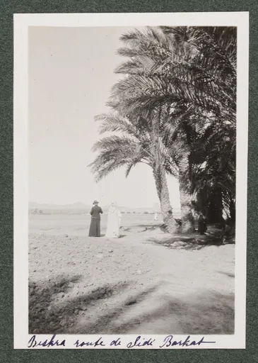Ottilie W. Roederstein mit Reiseführer in Biskra