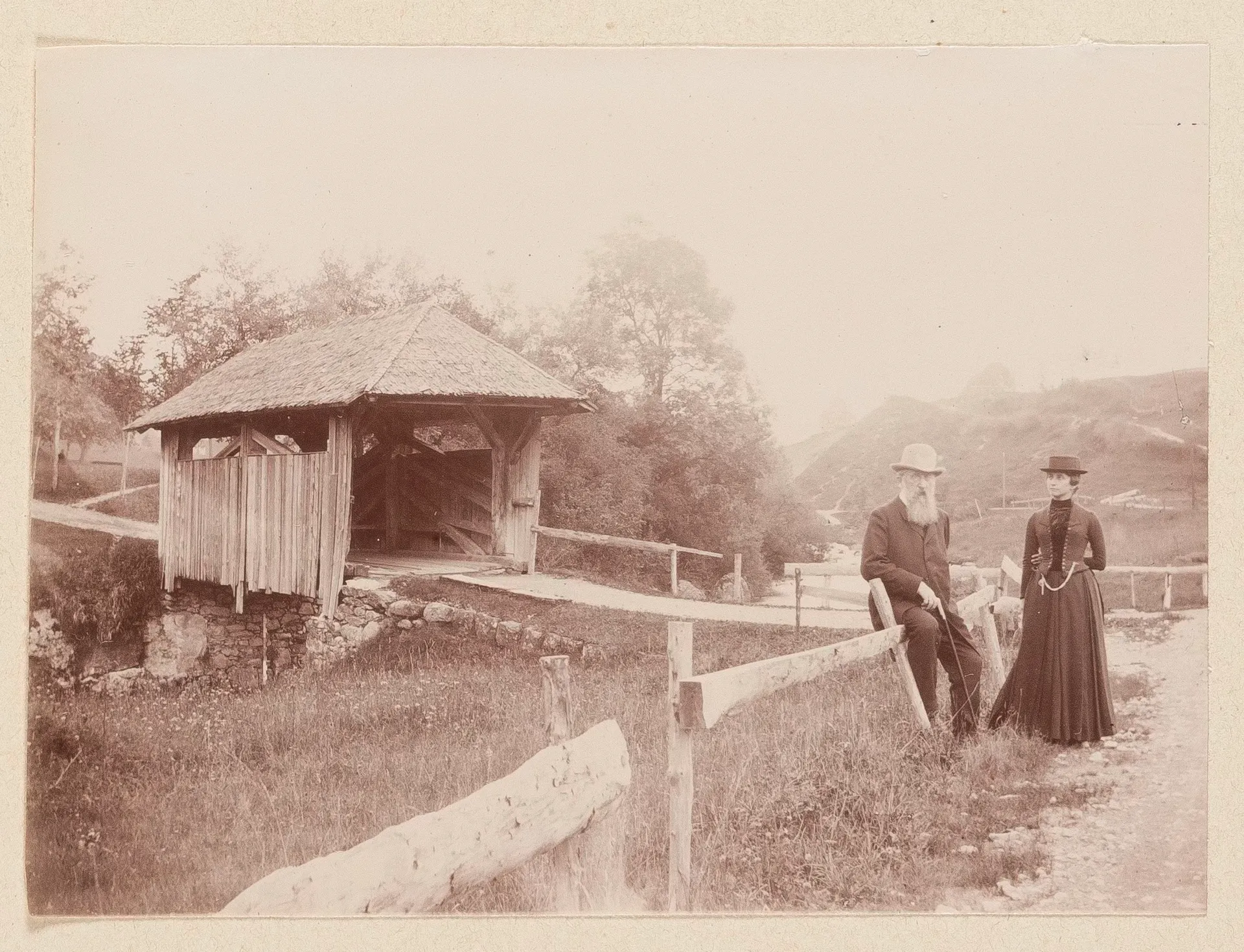 Reinhard Roederstein und Elisabeth H. Winterhalter vor einer Hütte in der Schweiz