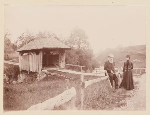 Reinhard Roederstein und Elisabeth H. Winterhalter vor einer Hütte in der Schweiz