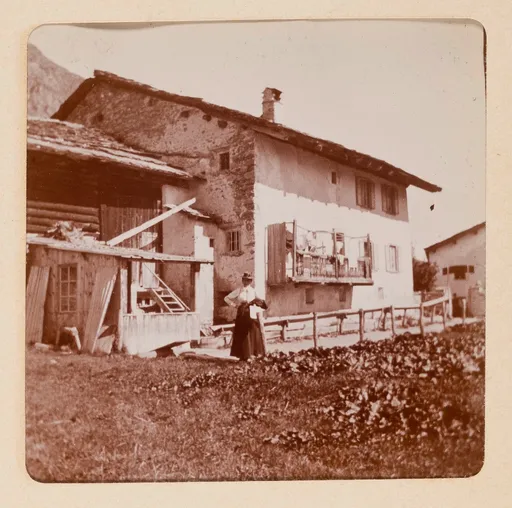 Elisabeth H. Winterhalter vor einem Haus in Sils Maria