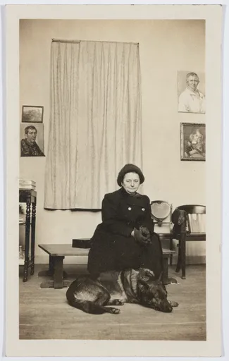 Elisabeth H. Winterhalter mit Schäferhund in Ottilie W. Roedersteins Atelier, Hofheim am Taunus