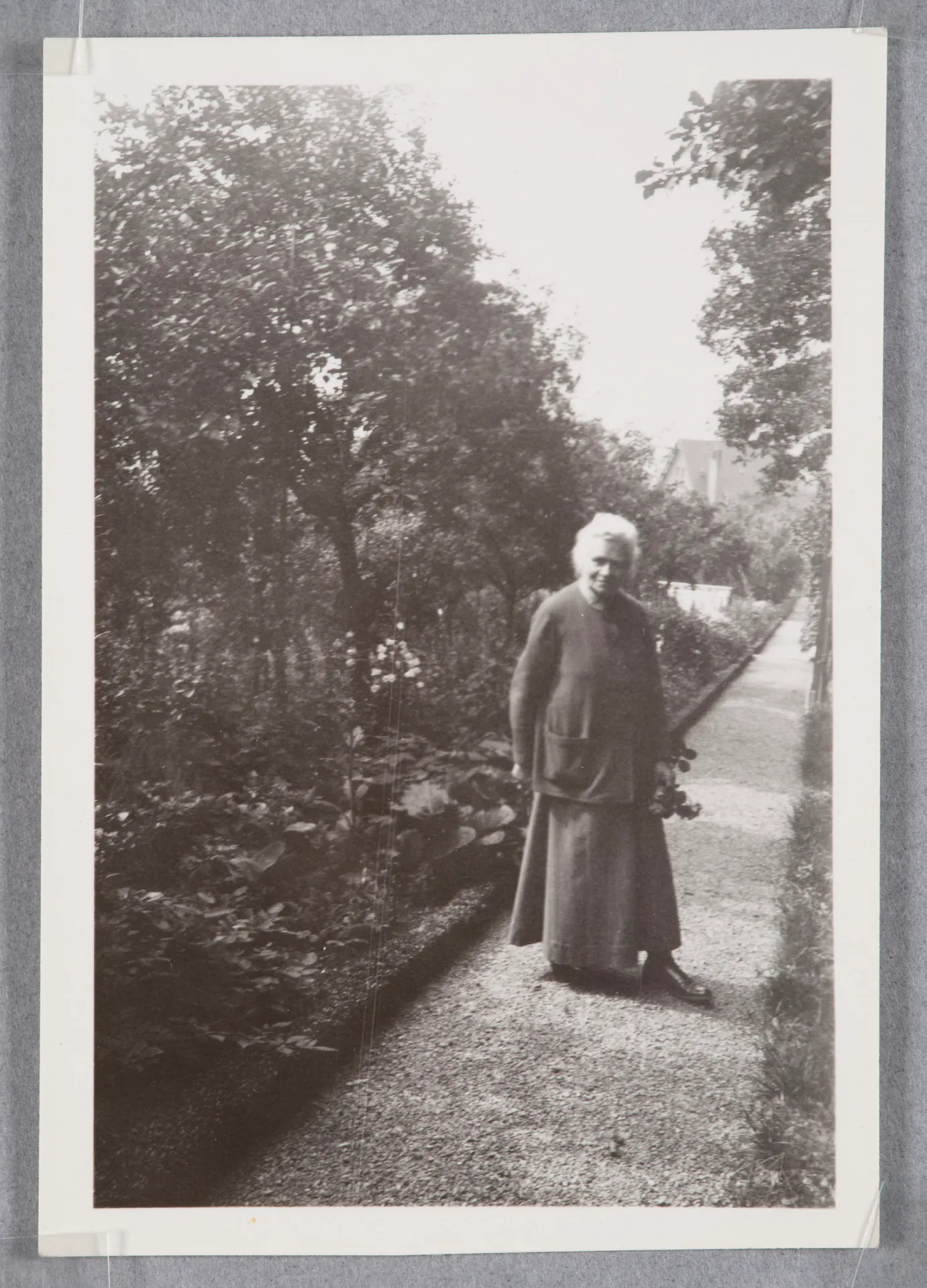 Ottilie W. Roederstein im Garten
