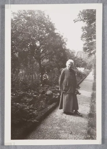 Ottilie W. Roederstein im Garten