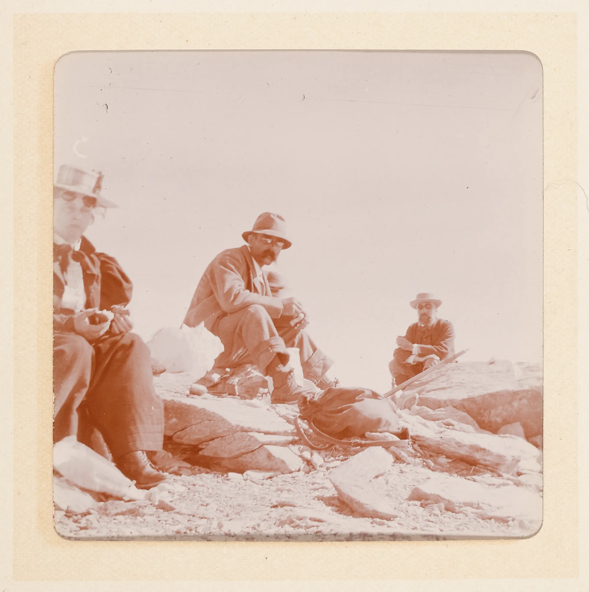 Elisabeth H. Winterhalter mit zwei Männern auf dem Berg im Oberengadin