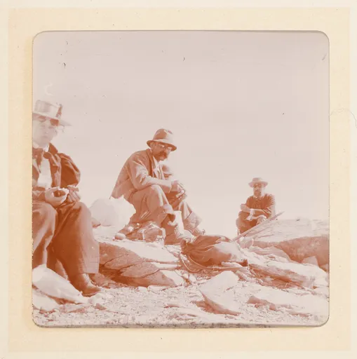 Elisabeth H. Winterhalter mit zwei Männern auf dem Berg im Oberengadin