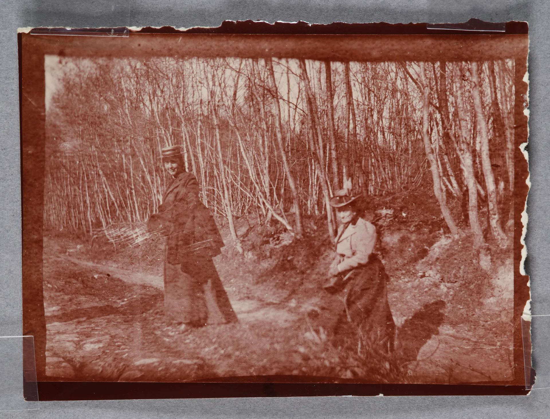 Mathilde Battenberg und eine Frau im Bois-de-Boulogne, Paris