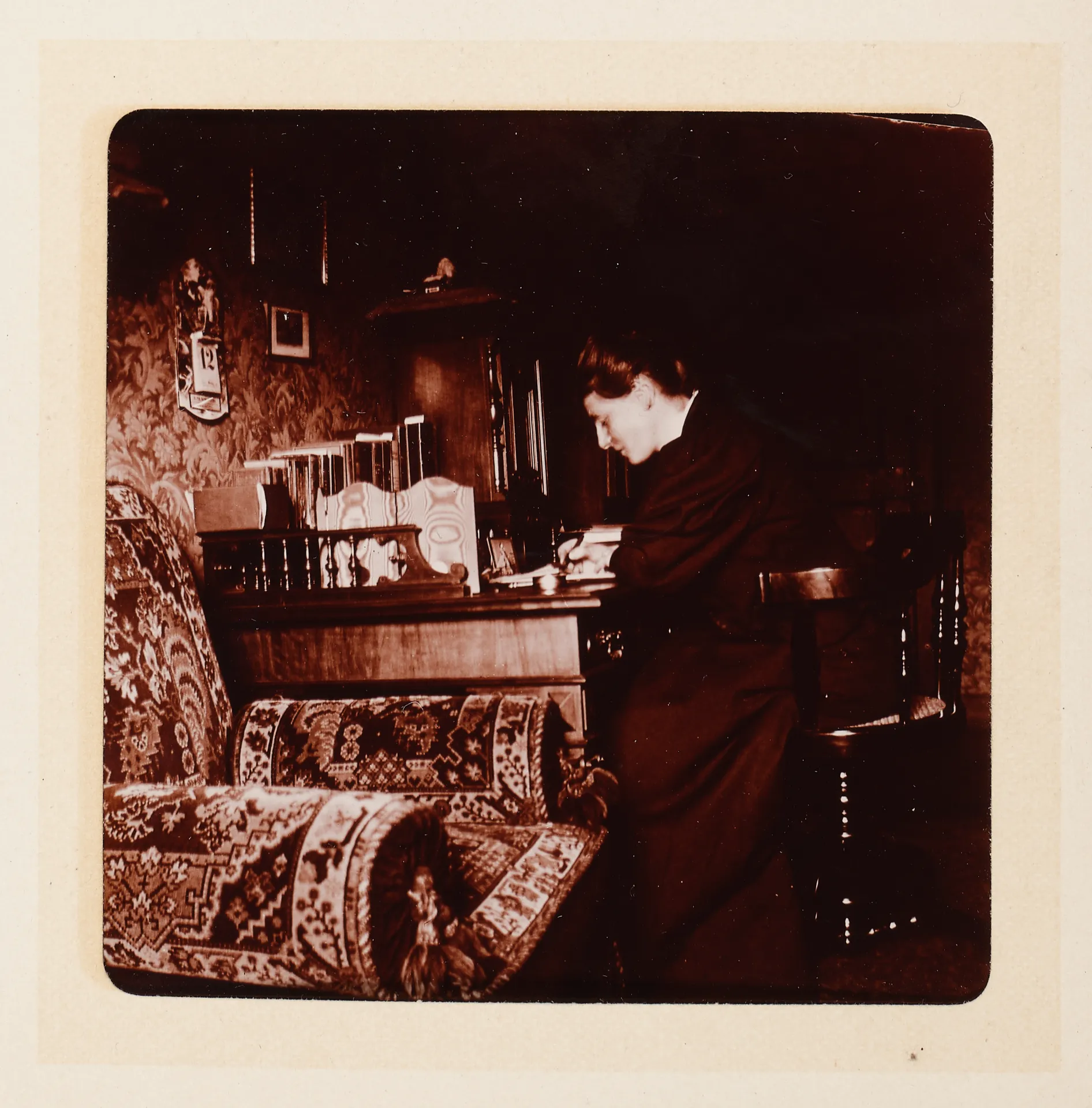 Gabriele von Wartensleben an einem Schreibtisch sitzend