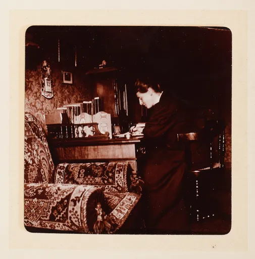 Gabriele von Wartensleben an einem Schreibtisch sitzend