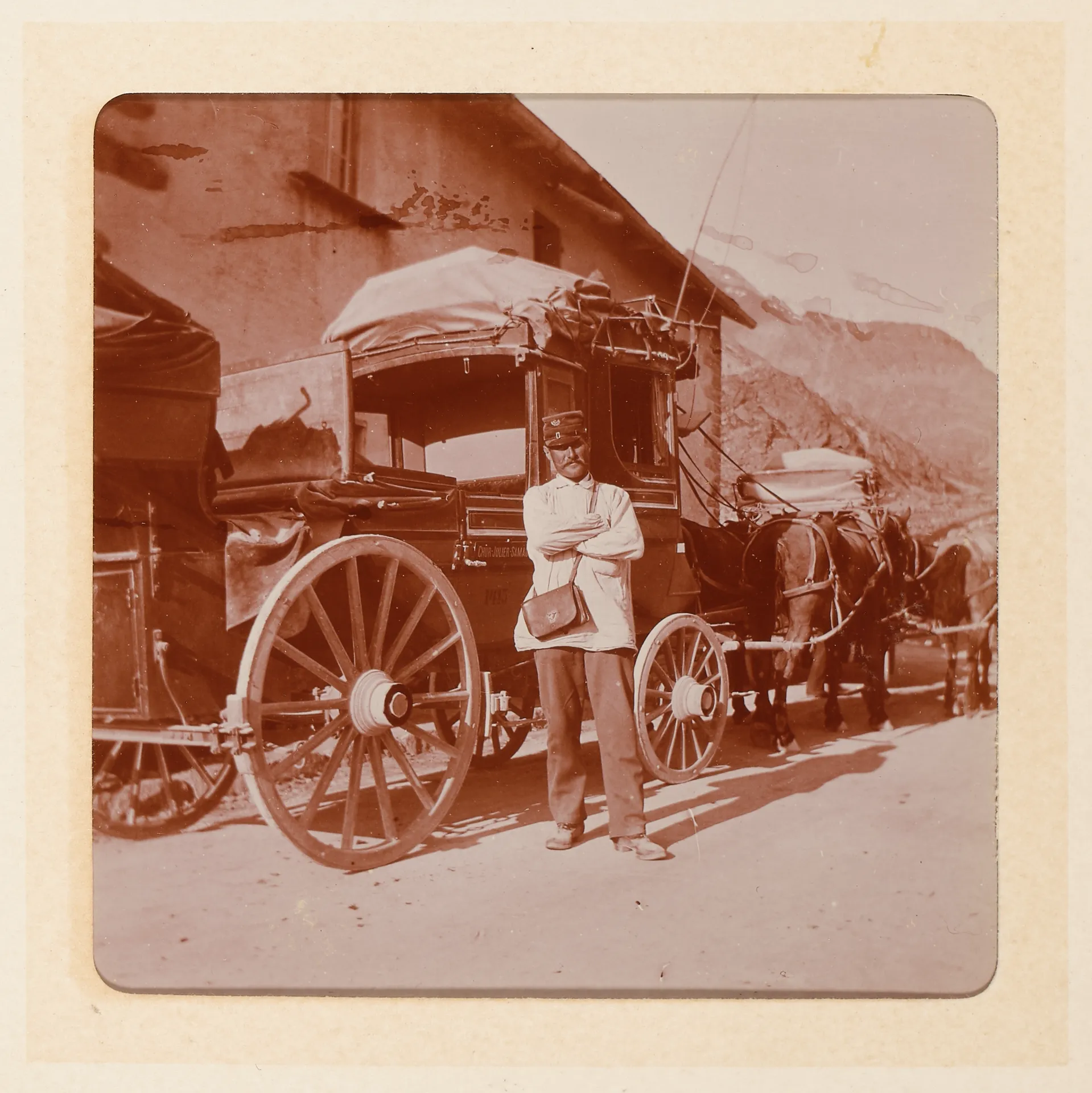 Kutscher vor einer Pferdekutsche