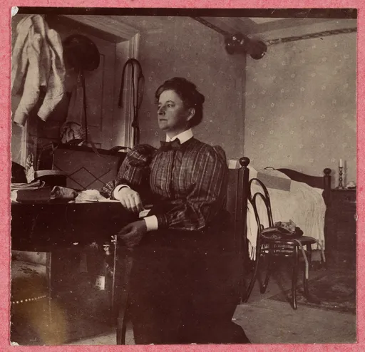 Elisabeth H. Winterhalter an einem Schreibtisch