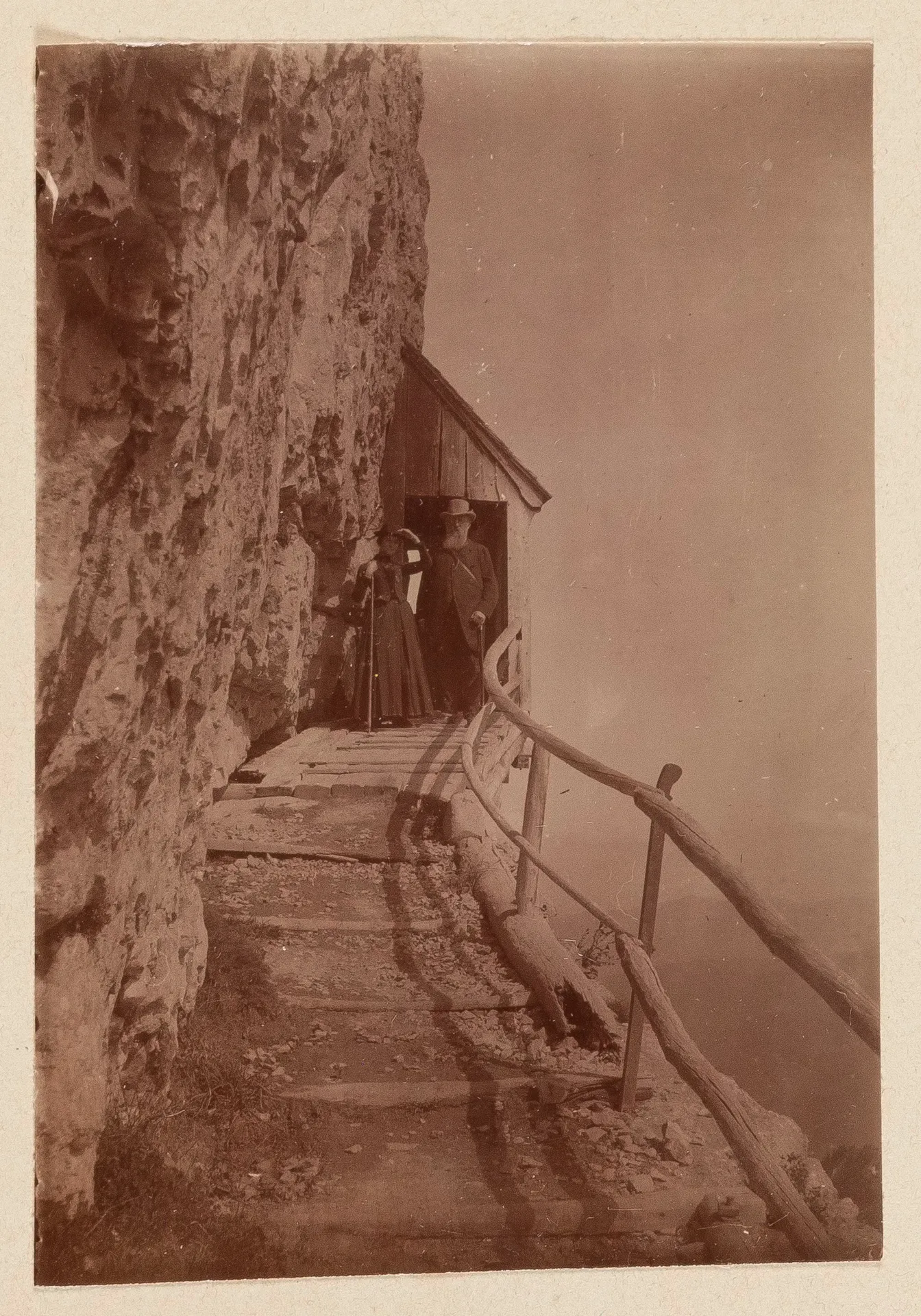 Elisabeth H. Winterhalter und Reinhard Roederstein auf dem Wanderweg zum Wildkirchli auf der Ebenalp