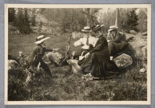 Ottilie W. Roederstein, Helene Roederstein und Elisabeth H. Winterhalter im Freien sitzend