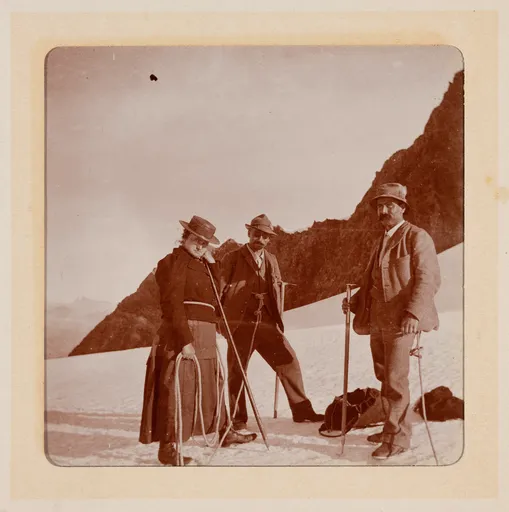 Ottilie W. Roederstein mit zwei Bergführern auf dem Berg im Oberengadin