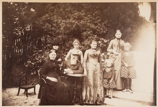 Die Familie Roederstein in einem Garten in Zürich