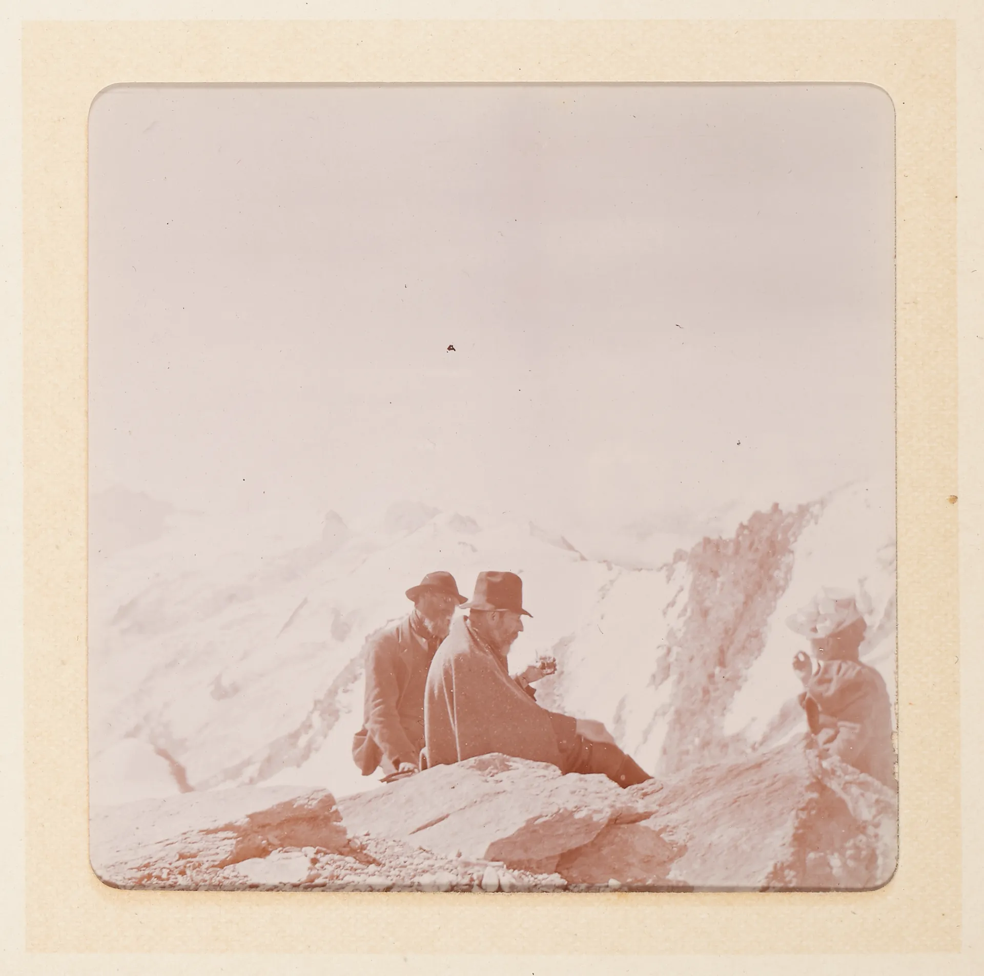 Drei Personen auf dem Berg im Oberengadin