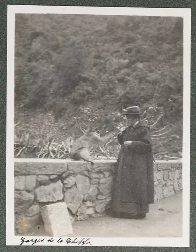 Ottilie W. Roederstein beim Affenfüttern in den Gorges de la Chiffa