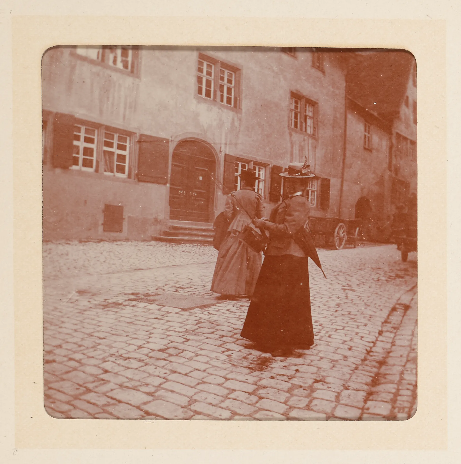 Gabriele von Wartensleben mit einer Frau in Rothenburg ob der Tauber